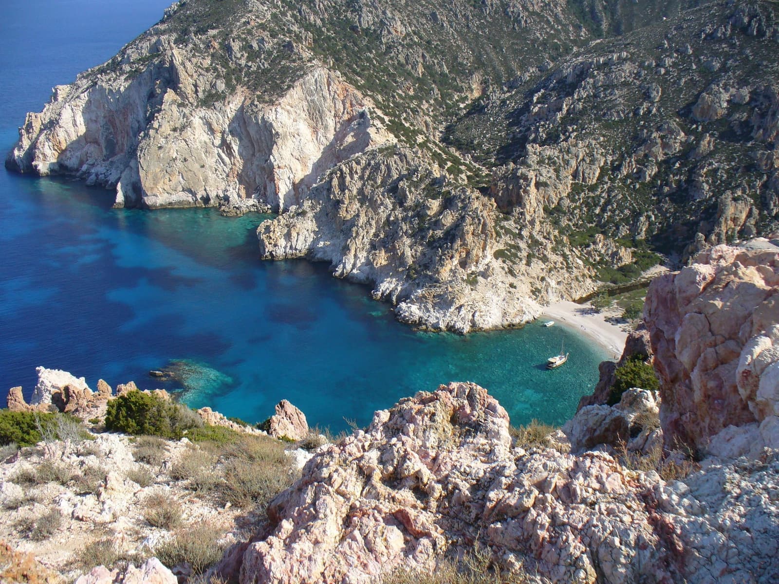 19 Reasons to sail & hike the Cyclades Now